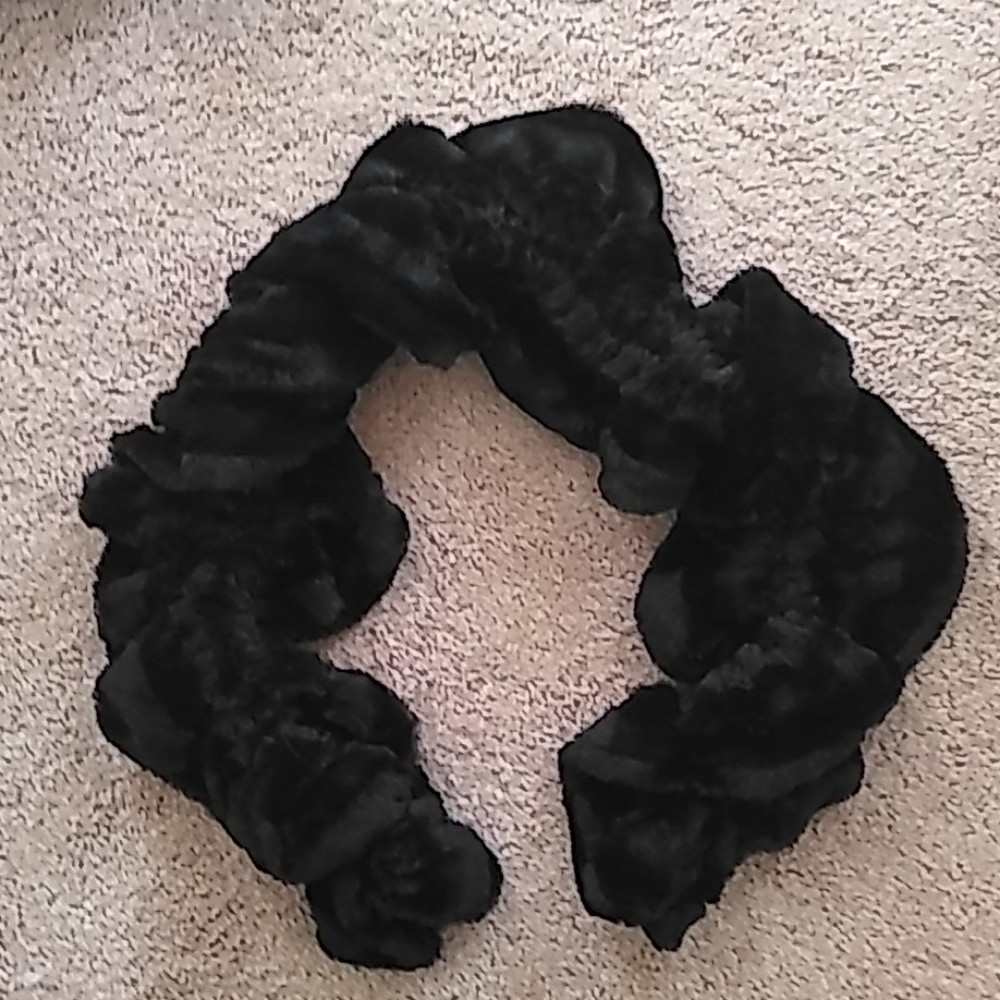 Faux black fur scarf - Picture 3 of 8